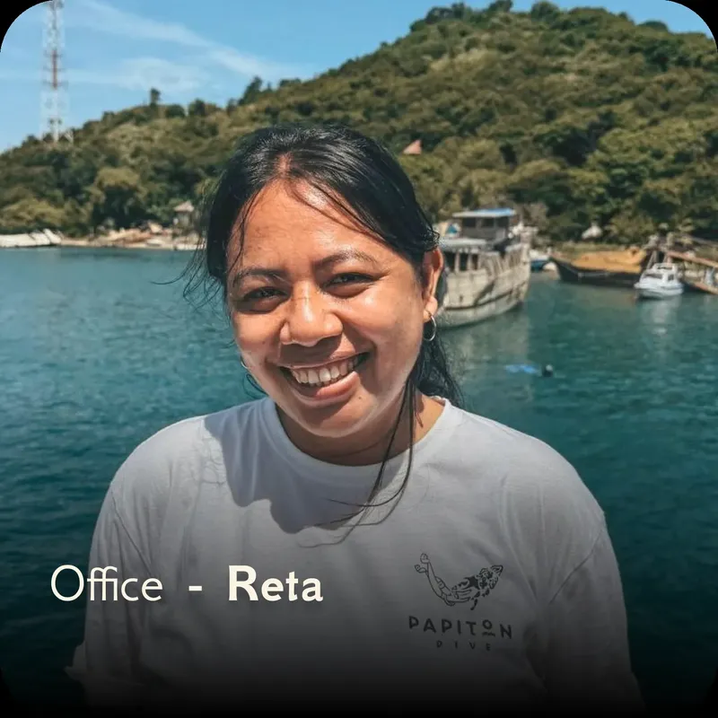 Portrait souriant d'une femme devant la mer et des bateaux