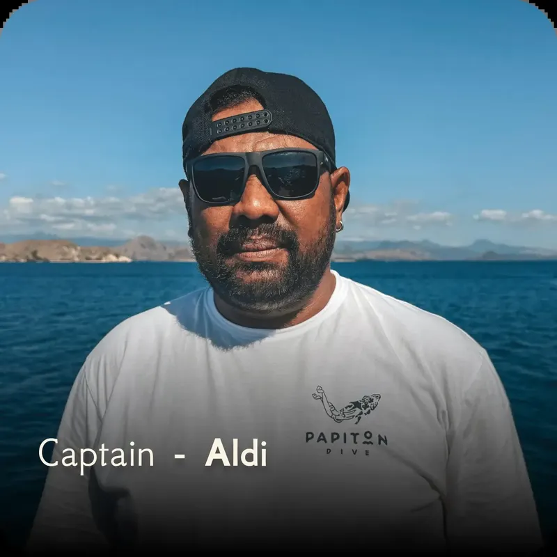 Portrait d'un homme portant un chapeau et des lunettes de soleil en mer