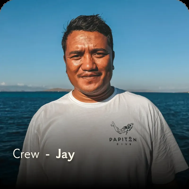 Portrait d'un homme souriant, membre d'équipage, devant la mer