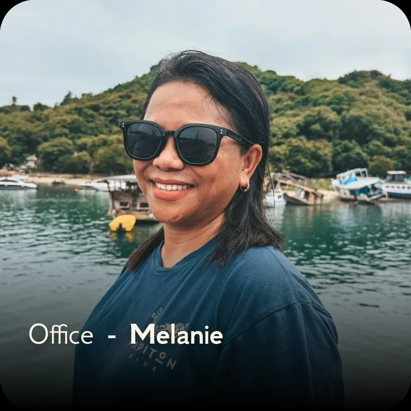 Portrait d'une femme souriante avec des lunettes de soleil en extérieur