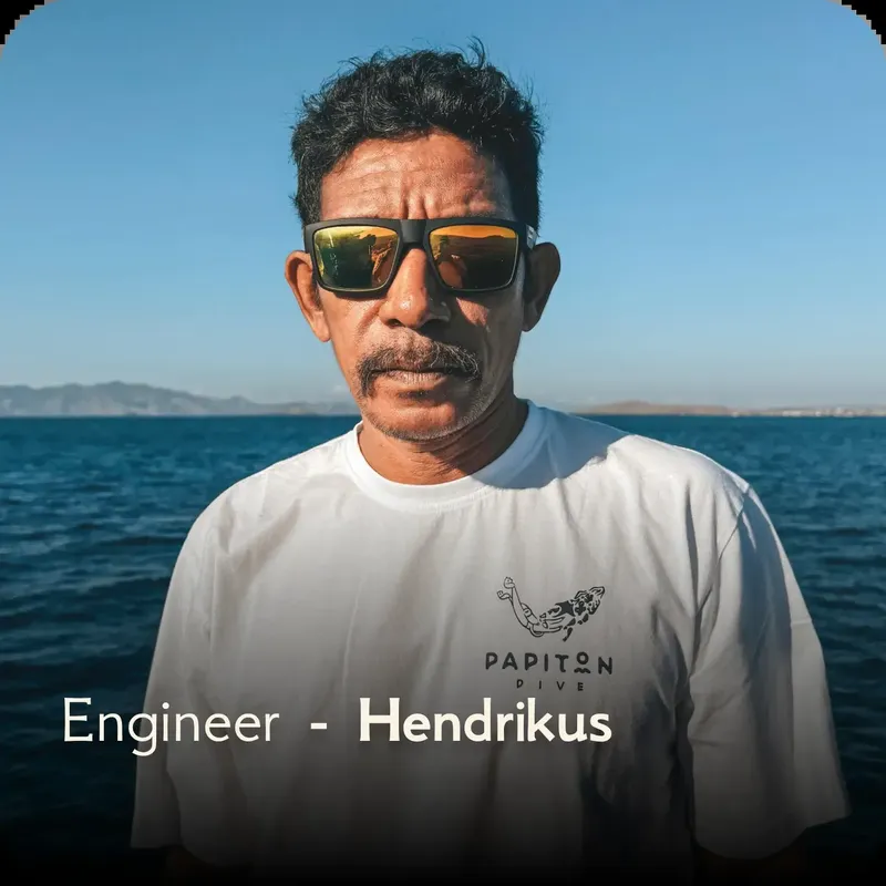 Portrait d'un homme souriant avec des lunettes de soleil sur un bateau