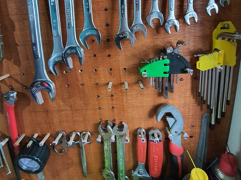 Panneau mural avec divers outils de serrage accrochés et rangés