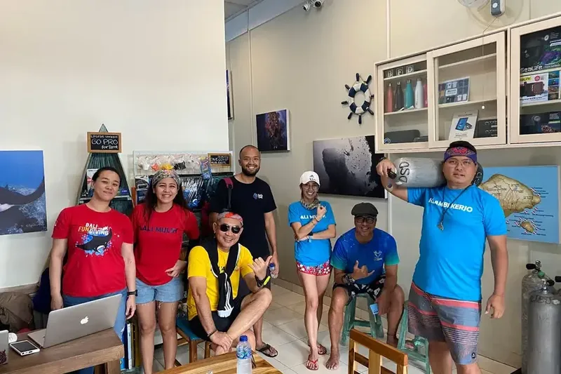 Groupe de personnes souriantes dans un intérieur clair avec équipement
