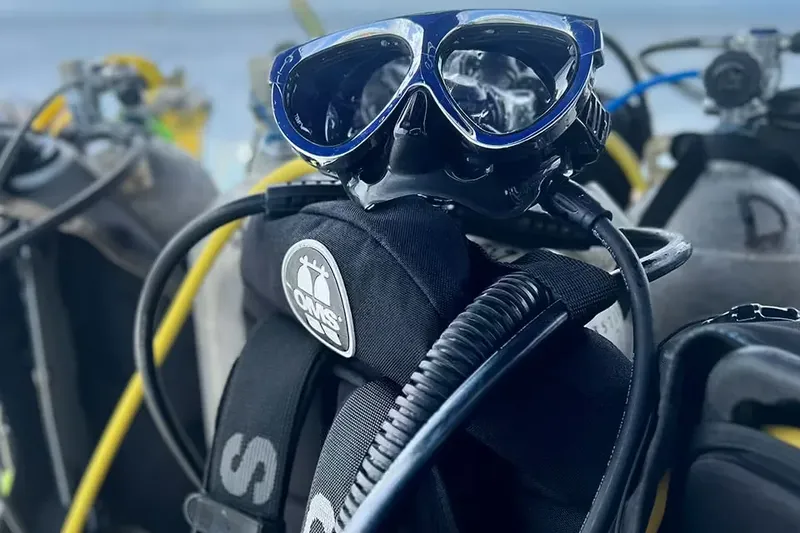 Equipement de plongée avec masque noir et bouteilles d'air compressé