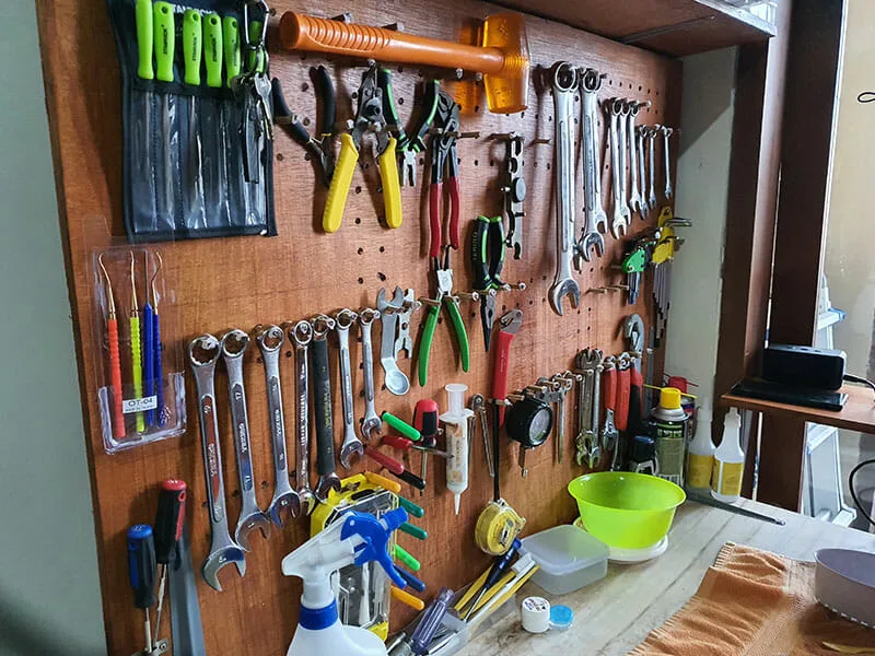 Atelier de réparation avec outils divers accrochés au mur