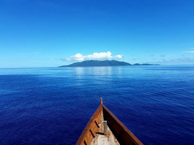 Vue depuis un bateau en mer vers une île lointaine