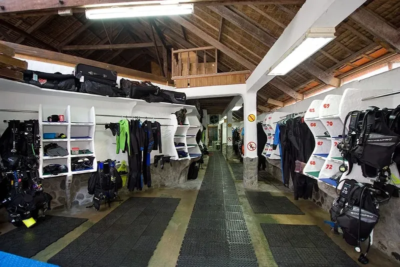 Espace de stockage du matériel de plongée, combinaisons, gilets et détendeurs