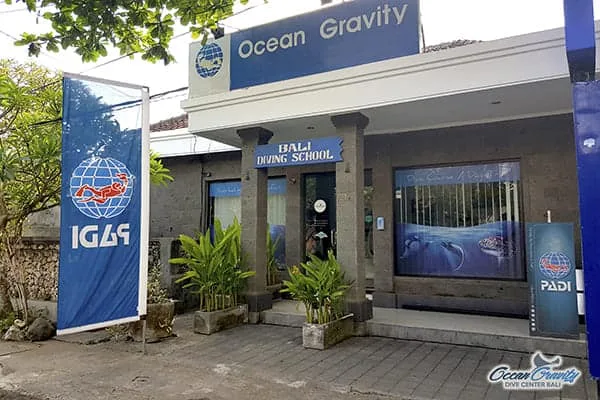 Façade d'une école de plongée avec enseigne et logo PADI
