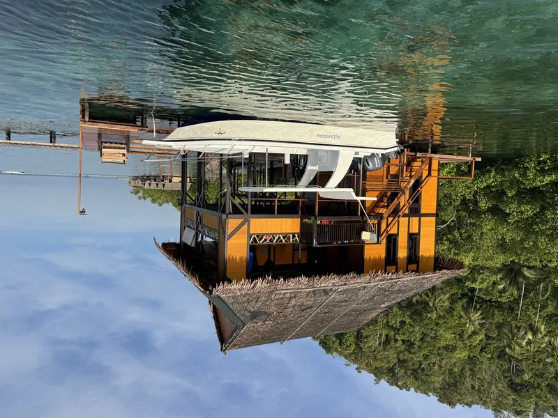 Bateau de plongée amarré à une structure en bois sur l'eau