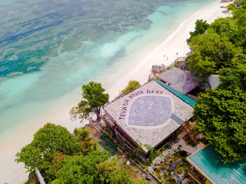 Vue aérienne d'un centre de plongée au bord d'une plage tropicale