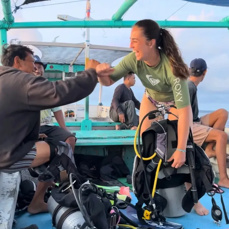Plongeurs sur un bateau de plongée, préparation de l'équipement, discussion