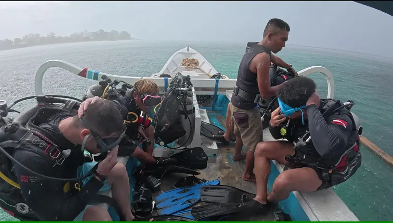Plongeurs équipés sur un bateau en mer, préparation à l'immersion