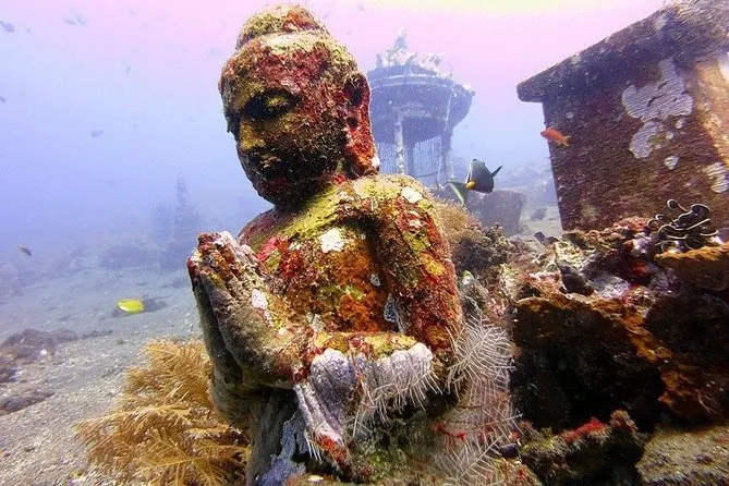 Statue de Bouddha colonisée par la vie marine au fond de l'océan