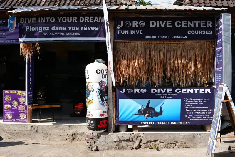 Devanture d'un centre de plongée avec bouteilles et affiches publicitaires