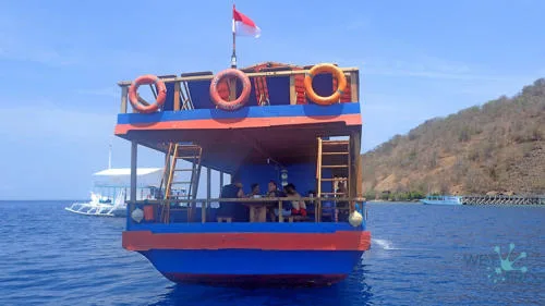Bateau coloré en mer avec des passagers assis à l'intérieur