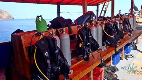 Equipement de plongée prêt à l'emploi sur un bateau en mer