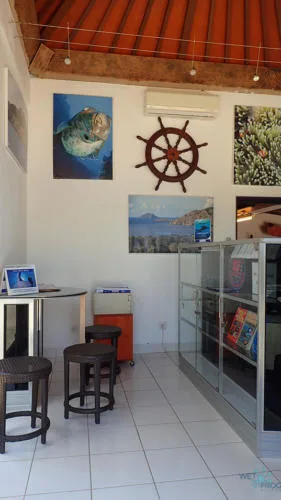 Intérieur d'un centre de plongée avec des tableaux et du mobilier