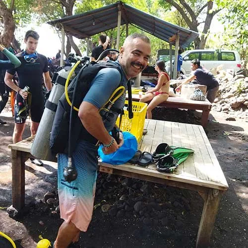 Plongeurs préparant leur matériel sur une table en bois ensoleillée