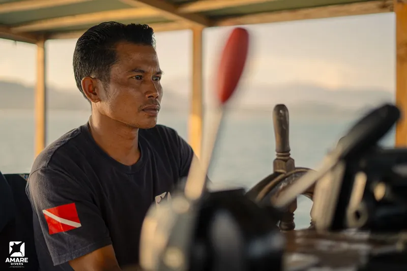 Homme regardant au loin sur un bateau de plongée en mer