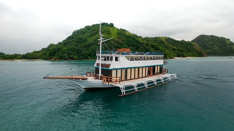 Grand bateau de plongée blanc et bleu navigue en mer tropicale