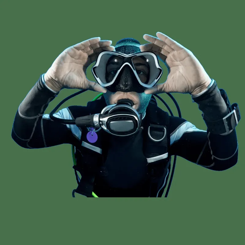 Plongeur ajustant son masque, équipement complet, fond uni vert clair