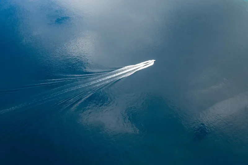 Vue aérienne d'un bateau rapide laissant une trace blanche sur l'eau