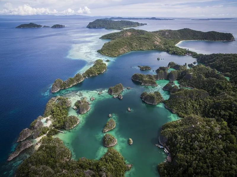 Archipel tropical vu du ciel avec des eaux turquoise et des îles