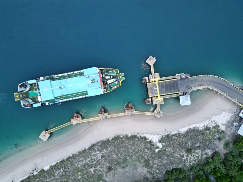 Vue aérienne d'un bateau de plongée amarré à un ponton en mer