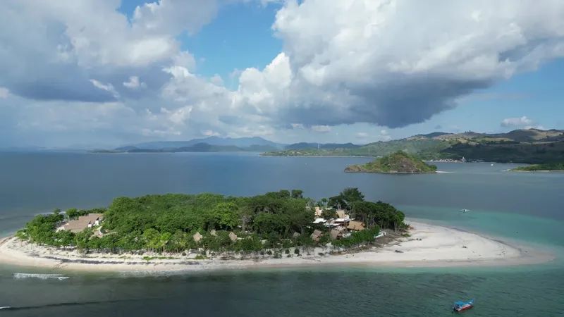 Vue aérienne d'une île tropicale avec plage et végétation luxuriante