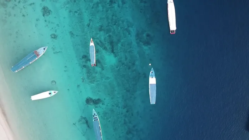 Vue aérienne de plusieurs bateaux de plongée sur mer turquoise