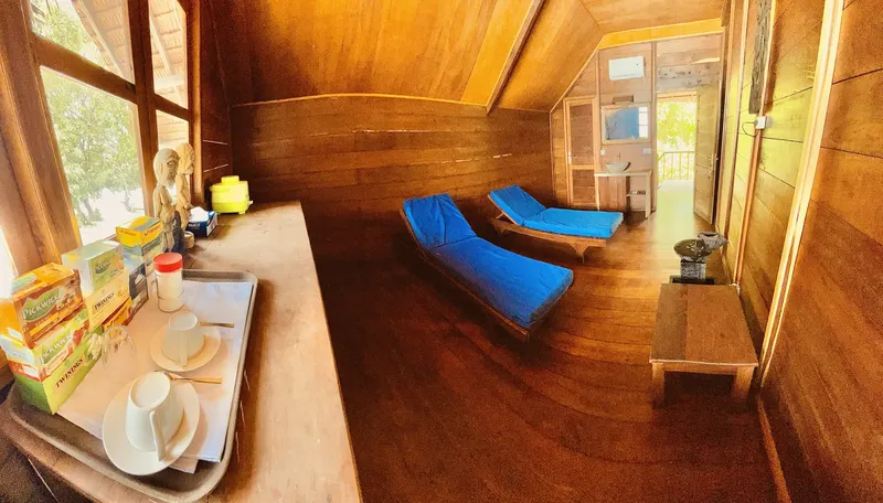 Intérieur en bois avec des chaises longues bleues et une fenêtre