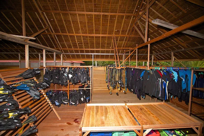 Rangement de combinaisons et de palmes dans un espace ouvert abrité