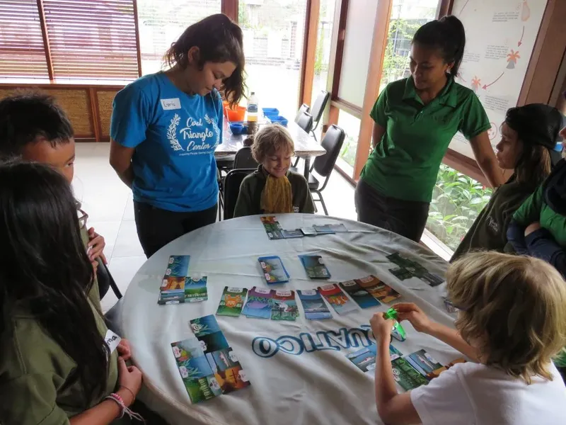 Groupe de personnes autour d'une table avec des cartes illustrées