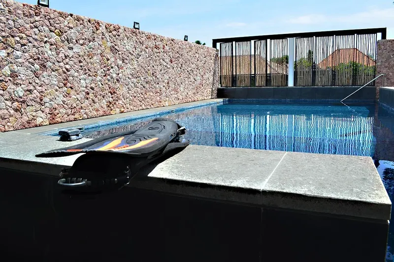 Piscine de centre de plongée avec palmes et masque sur le bord