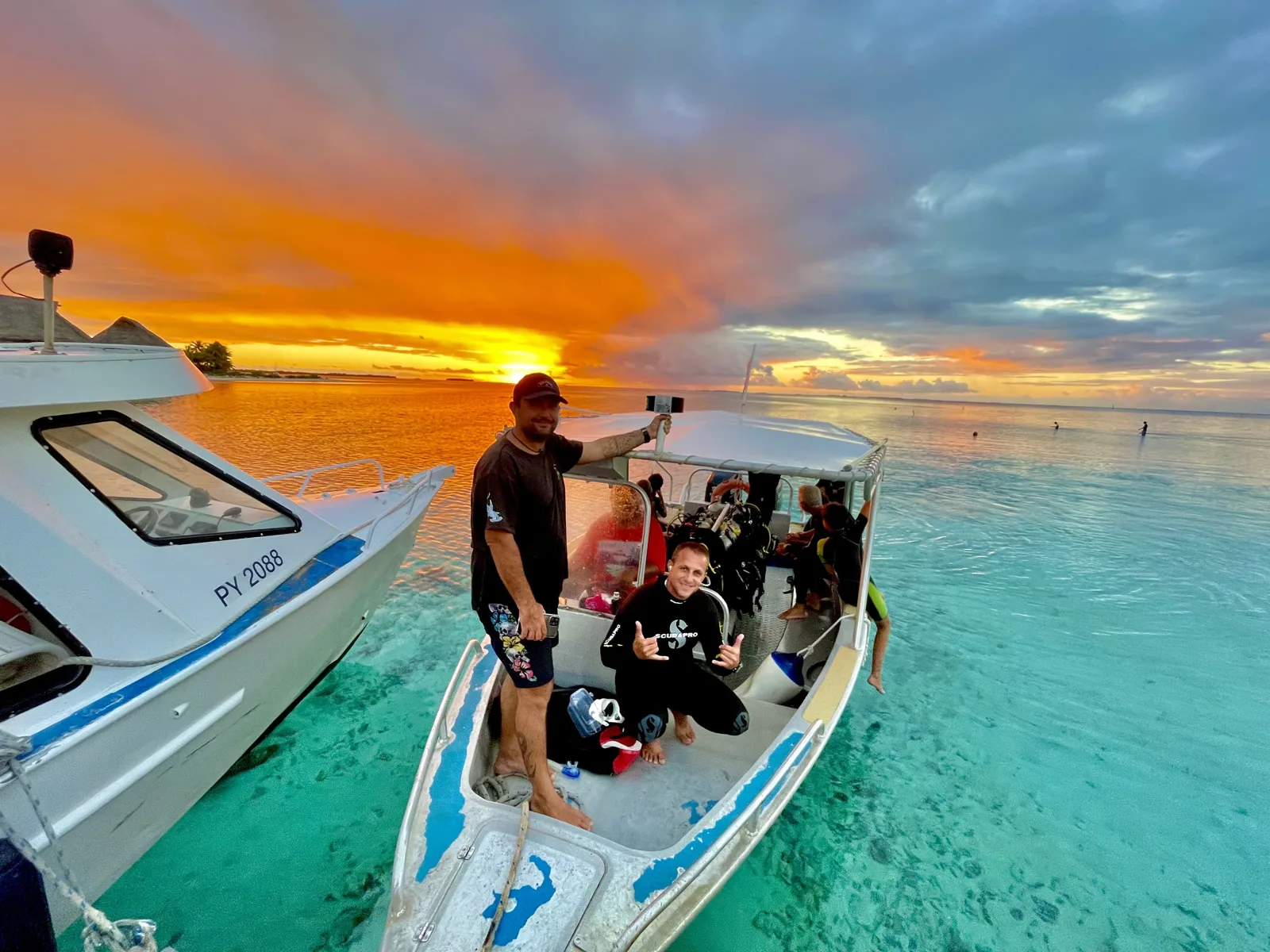 Plongée : des personnes à bord d'un bateau au coucher du soleil