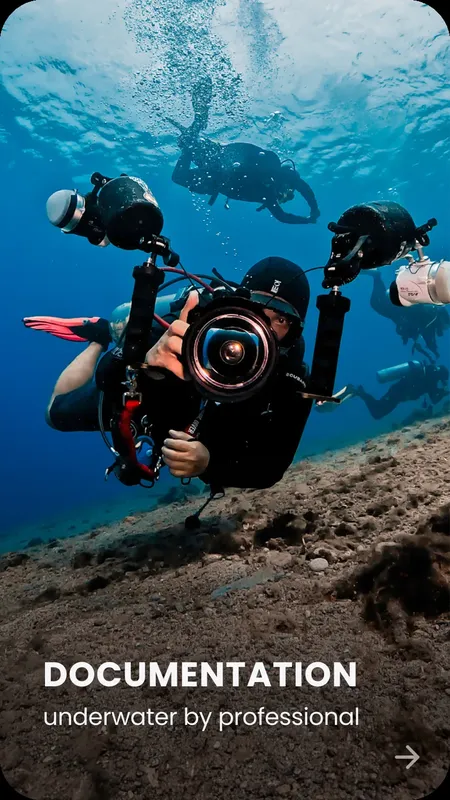 Plongeurs équipés de caméras sous-marines explorent les fonds marins bleus