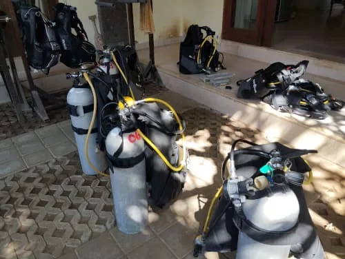 Bouteilles de plongée, détendeurs et gilets prêts pour une sortie
