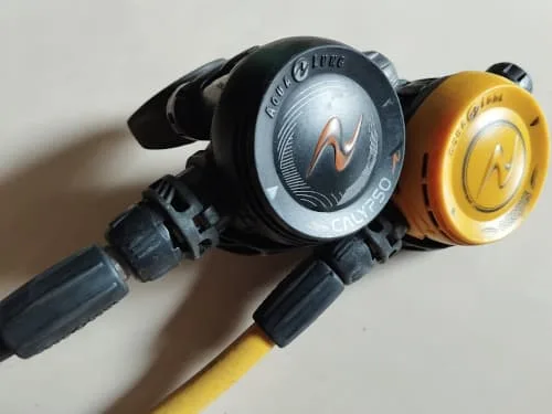 Detendeur de plongée Aqualung Calypso, noir et jaune, sur fond clair