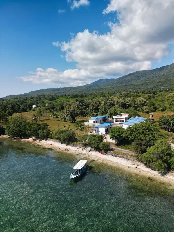 Vue aérienne d'un centre de plongée au bord de l'eau et montagne