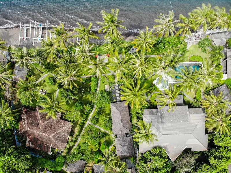 Vue aérienne d'un centre de plongée avec plage et végétation tropicale