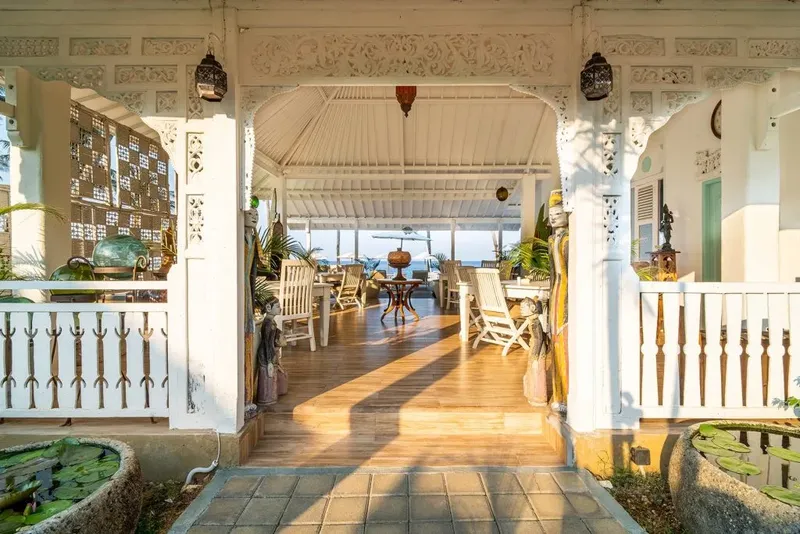 Terrasse ombragée d'un centre de plongée avec vue sur la mer