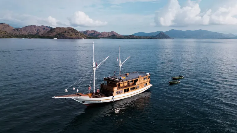 Grand bateau de plongée traditionnel navigue sur une mer calme
