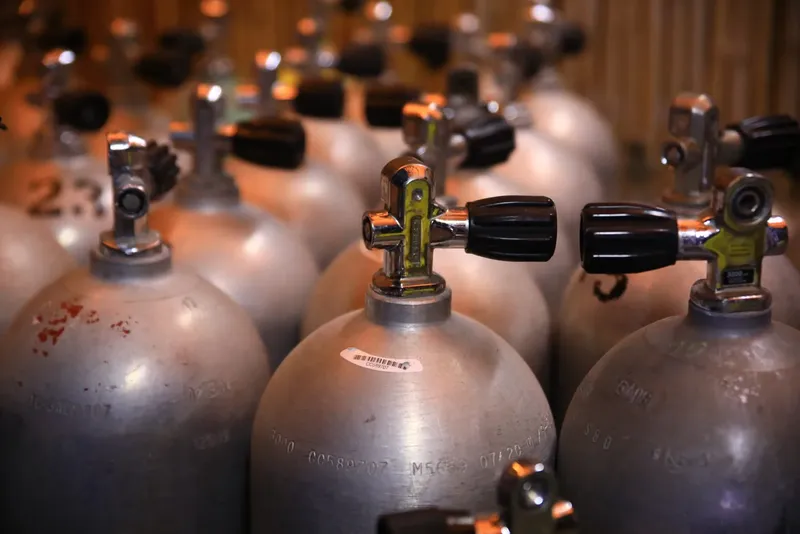 Rangée de bouteilles de plongée en acier inoxydable avec robinets et étiquettes