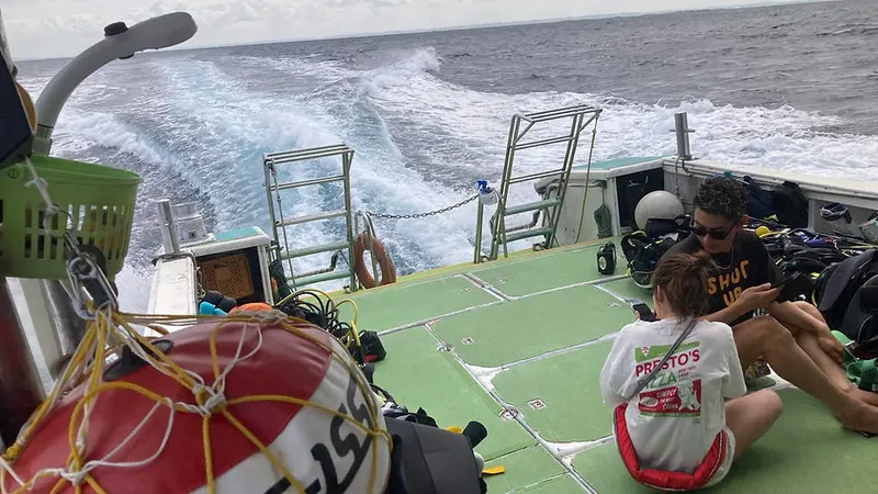 Plongée : personnes à bord d'un bateau en mer, équipement visible