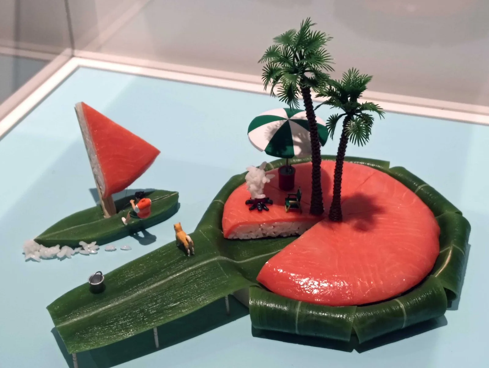 Composition artistique avec un bateau en pastèque et une île tropicale