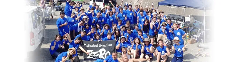 Groupe de personnes souriantes portant des t-shirts bleus devant un van