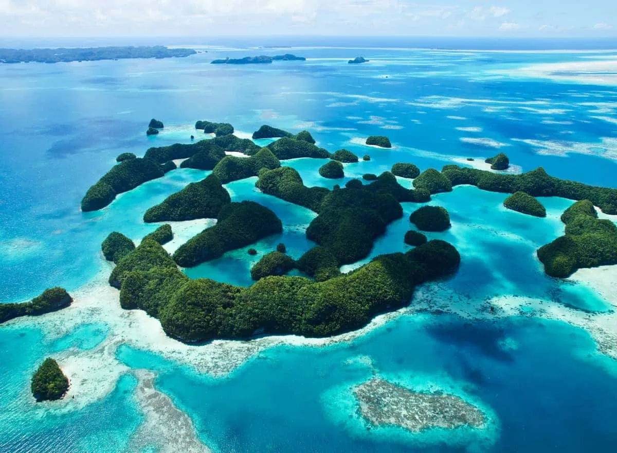 Archipel tropical avec des iles rocheuses couvertes de végétation luxuriante