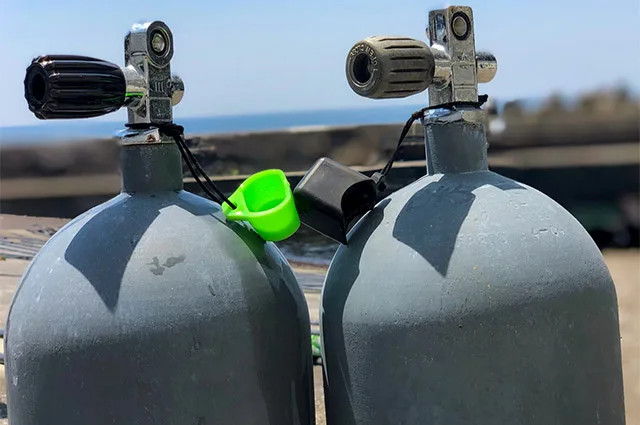 Deux bouteilles de plongée avec détendeurs et marqueurs de pression