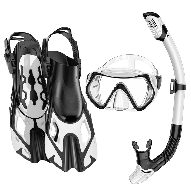 Masque, tuba et palmes de plongée sur fond blanc, équipement complet