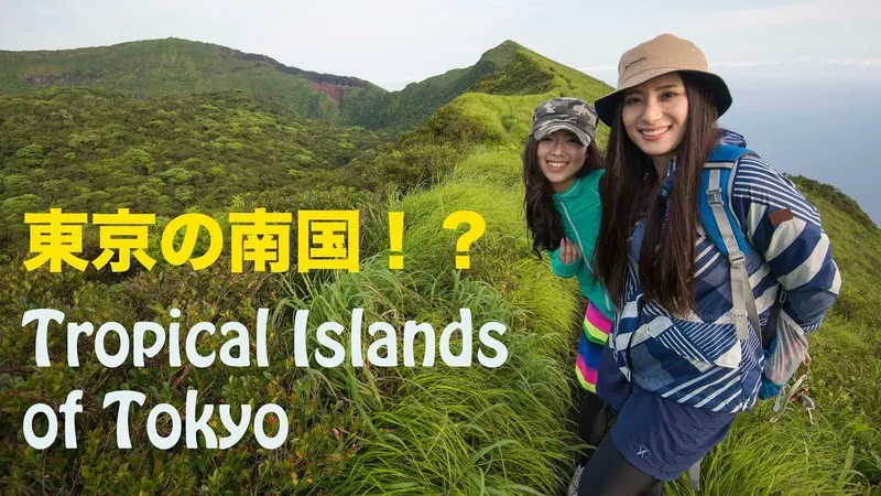 Deux jeunes femmes souriantes sur une colline verdoyante avec texte
